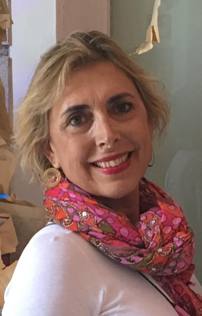 portrait photo of Nanda, the host teacher for the Spanish immersion program in Castelldefels, Barcelona