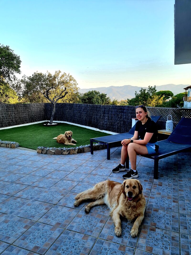 a young student ant Mónica's with the two golden retrievers, Samba and Rumba