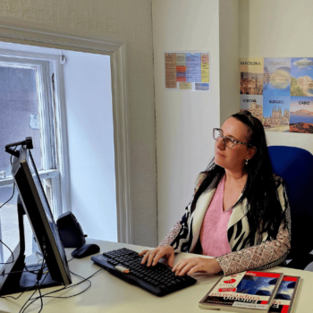 How to Write an Email in Spanish: 30 Phrases + Sign-Offs